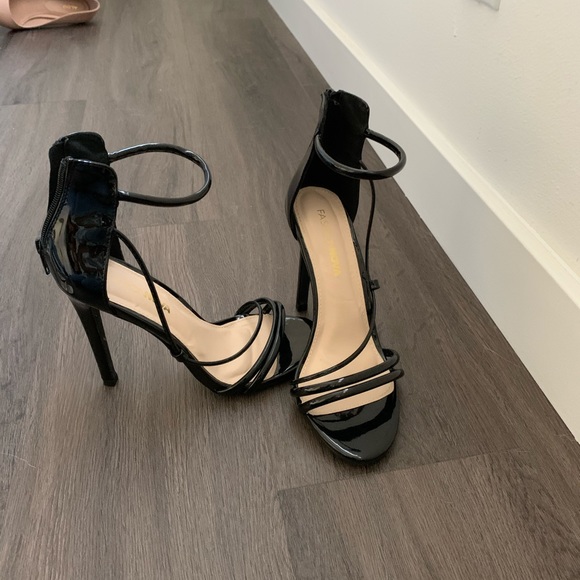 Black open toe heels - Picture 2 of 3